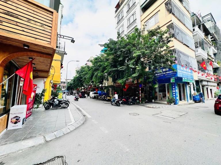 Khu phố sầm uất, nhiều cửa hàng và dịch vụ xung quanh